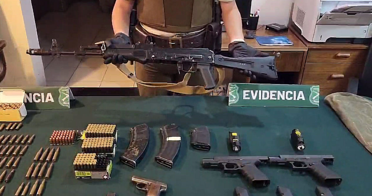 Recuperan diversas armas en La Reina tras denuncia por disparos: mujer fue detenida por drogas