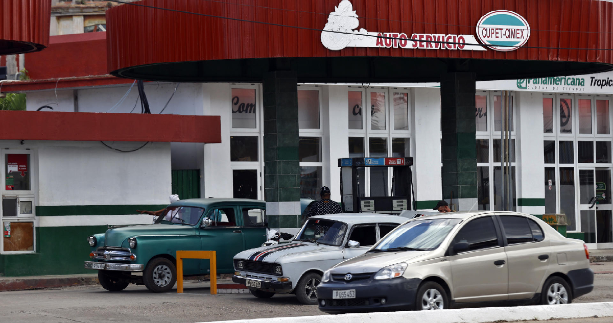 Fotografía de varios automóviles en una estación de gasolina este miércoles, en La Habana (Cuba)