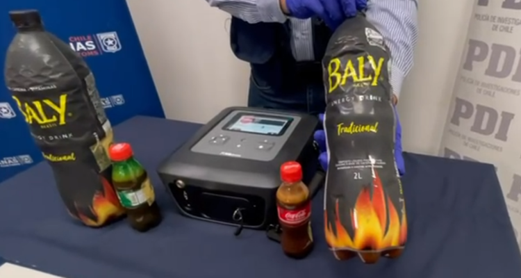 Sorprenden con más de 5 litros de ayahuasca a pasajero que llegó desde Brasil a Aeropuerto de Santiago