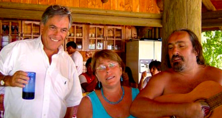 “Lo pasamos bomba”: la historia tras la foto veraniega de Sebastián Piñera, su hermano y Bachelet