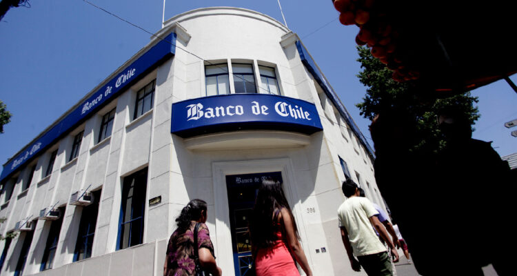 Fachada de una sucursal de Banco de Chile en Concepción, calle Barros Arana