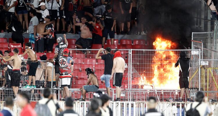 Garra Blanca (barra de Colo Colo) provocó incendio en el Estadio Nacional.