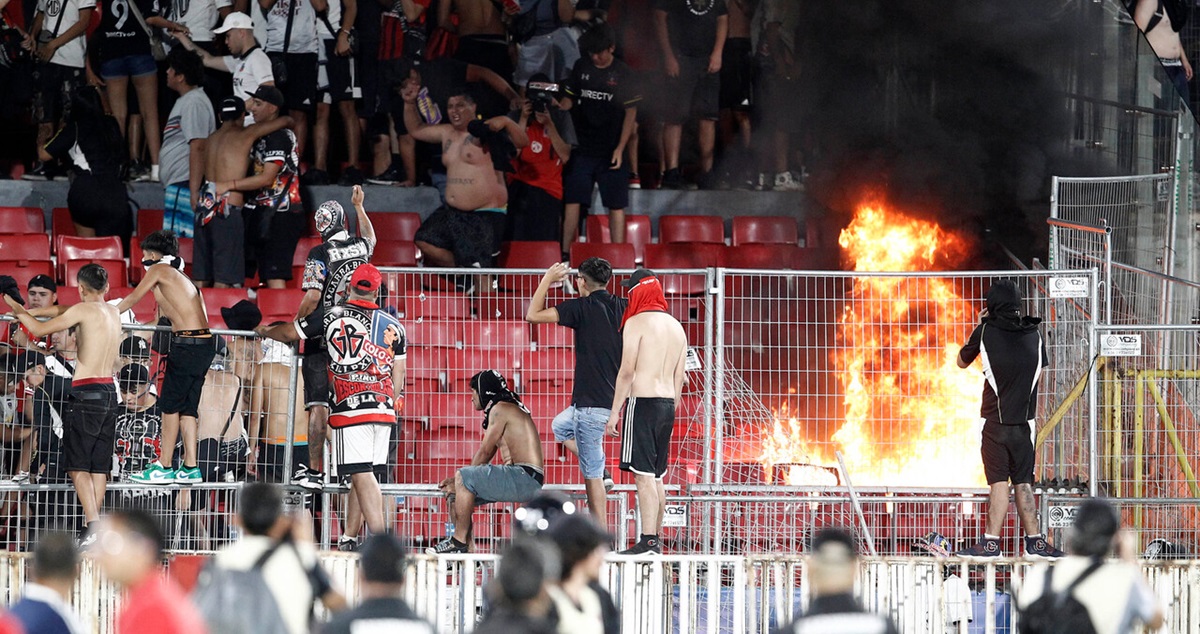 Garra Blanca (barra de Colo Colo) provocó incendio en el Estadio Nacional.