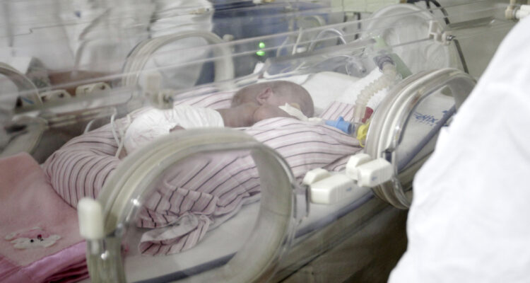 Detienen a pareja por lesiones graves a su hijo de 8 meses en Maipú: lactante está en riesgo vital