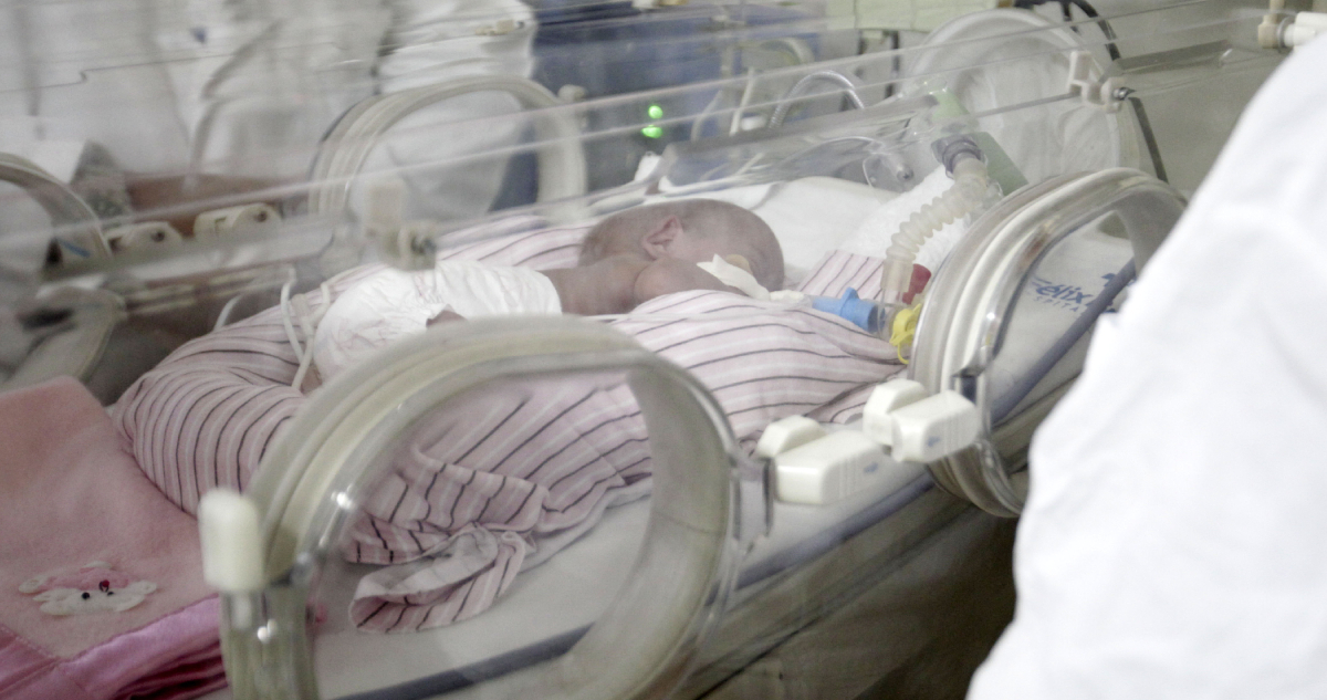 Detienen a pareja por lesiones graves a su hijo de 8 meses en Maipú: lactante está en riesgo vital