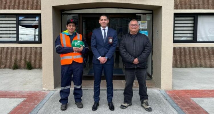 ¿Y tú, lo harías? Encontró $27 millones mientras recolectaba basura en Punta Arenas y los devolvió