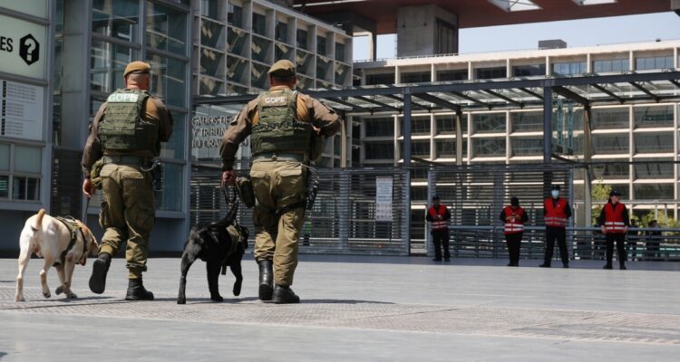 Evacuan a cientos de personas en el Centro de Justicia en Santiago por posible explosivo