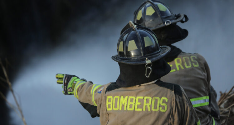 Dos bomberas fueron atropelladas mientras combatían incendio de pastizales en San Clemente