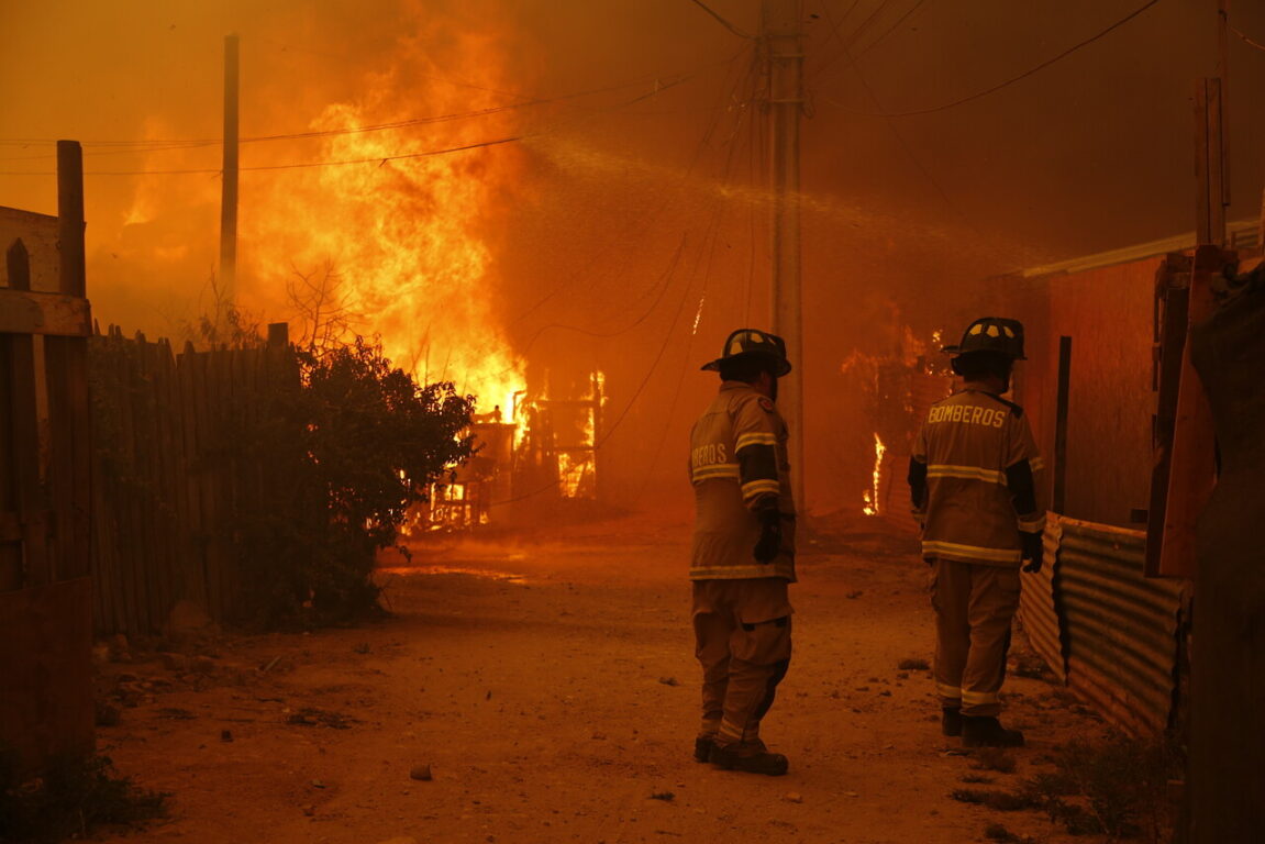 Compañías de bomberos junto con vecinos voluntarios combaten las llamas en el Sector Las pataguas