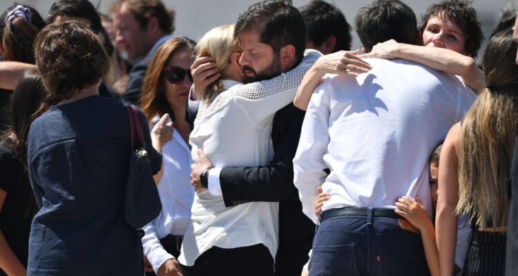 Boric entrega pésame a familia de Sebastián Piñera durante llegada del féretro al Grupo 10 de la FACh