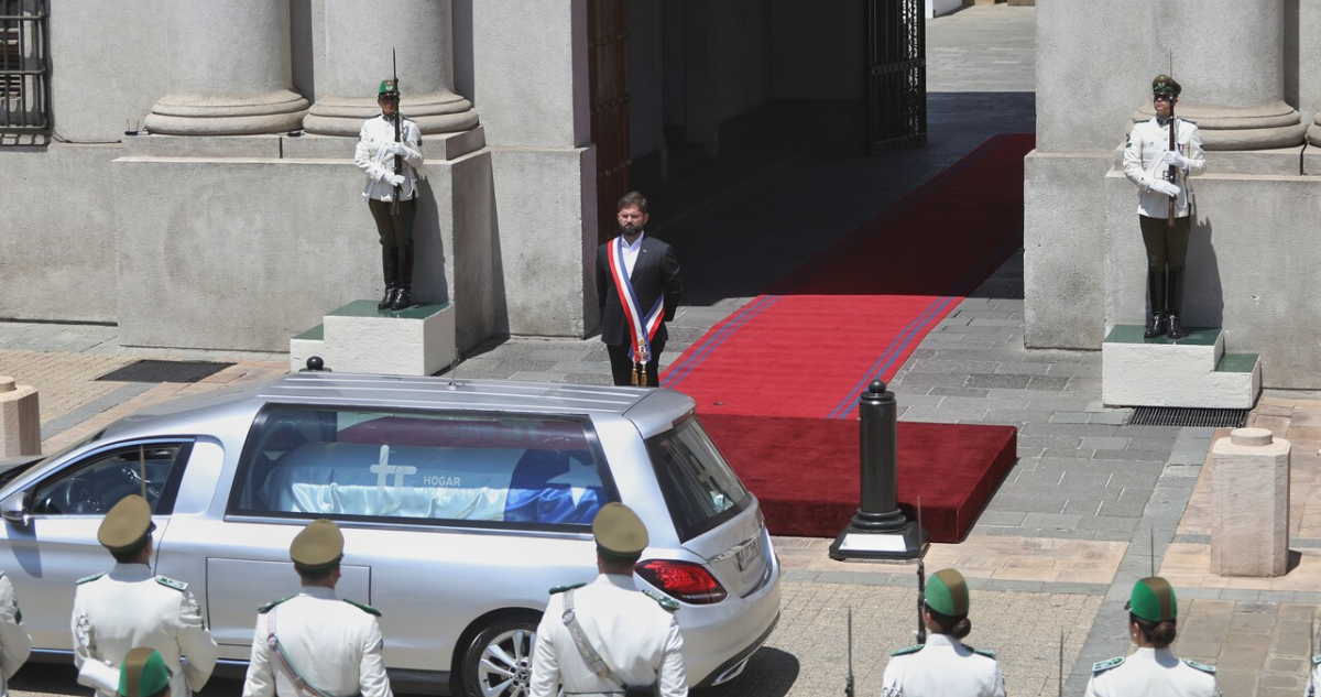 Presidente Boric rinde honores durante último paso de cortejo de Sebastián Piñera por La Moneda