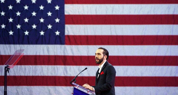 Bukele es aclamado en EEUU: habló de teorías conspirativas y llamó a “ver como ejemplo a El Salvador”