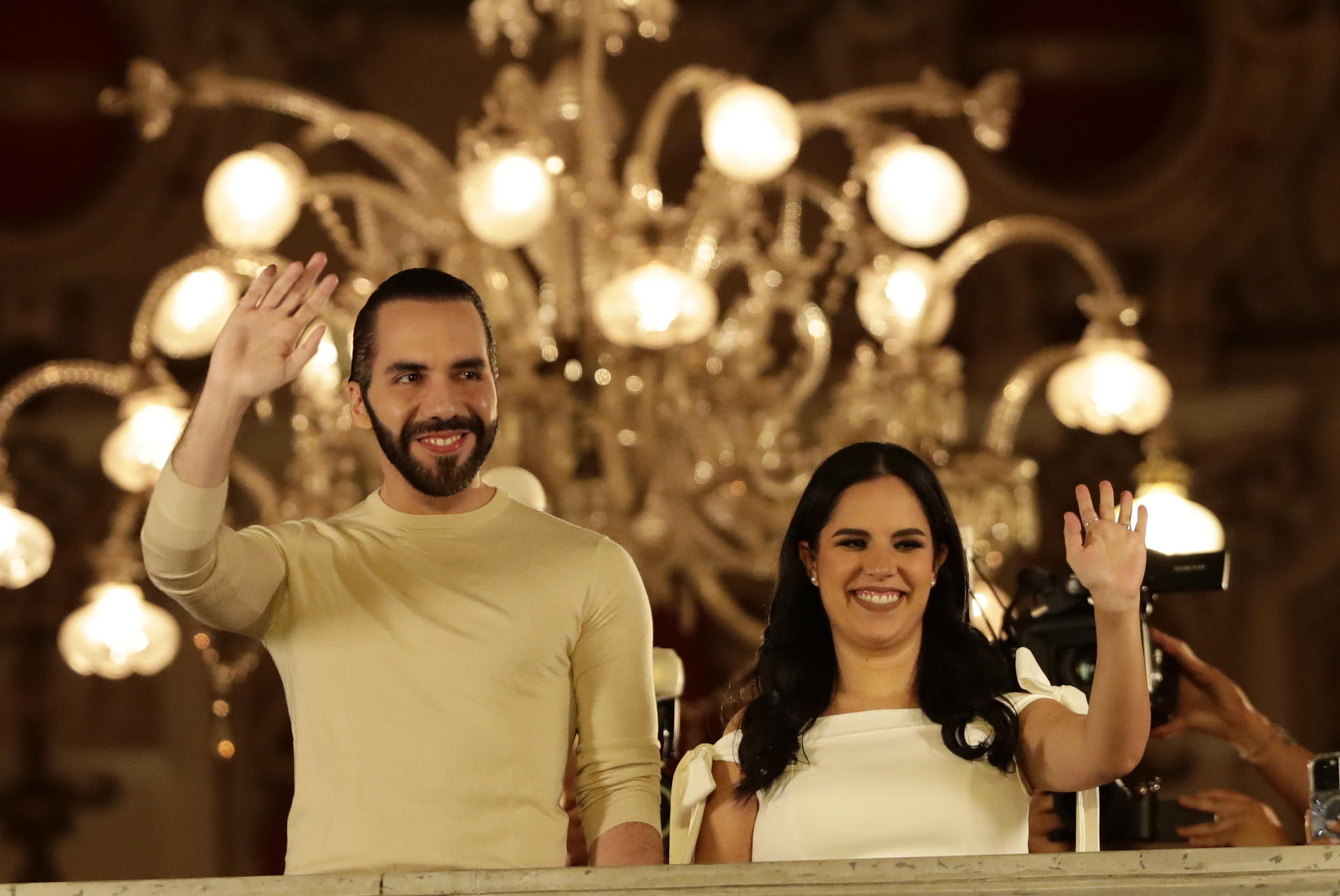 04/02/2024.- El actual presidente y ganador de la reelección en El Salvador, Nayib Bukele, habla desde el Palacio Nacional junto a su esposa Gabriela Rodríguez de Bukele, hoy en San Salvador (El Salvador).