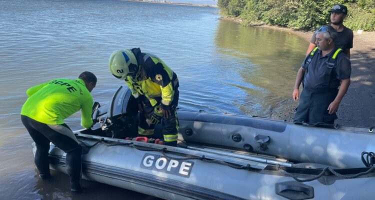 Buscan a hombre que se extravió al rescatar a sus hijos de la corriente