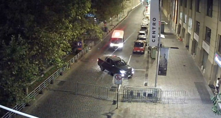 Revelan imágenes de loca carrera que protagonizó mujer alrededor de La Moneda: carabineros le disparó