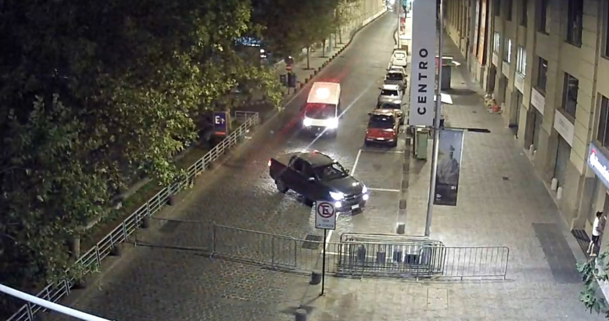 Revelan imágenes de loca carrera que protagonizó mujer alrededor de La Moneda: carabineros le disparó