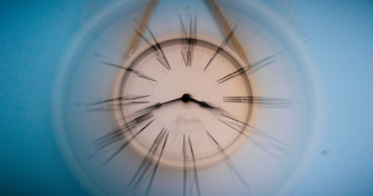 Cuándo es el nuevo cambio de hora en Chile y empieza el horario de invierno y termina el de verano ¿los relojes se atrasan o se adelantan?