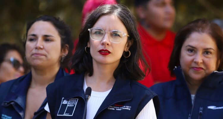 Camila Vallejo desdramatiza ranking que cataloga a Chile como “democracia defectuosa”