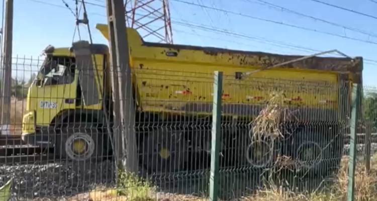 Camión tolva quedó sobre la vía férrea en San Bernardo: chofer intentó evitar accidente