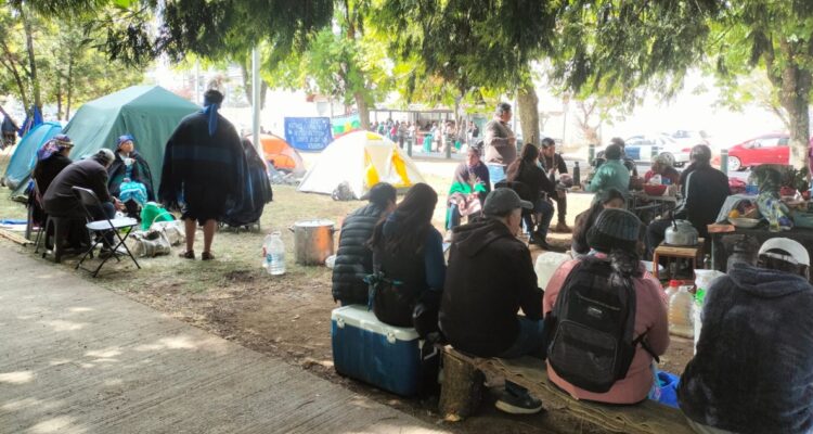 Campamento de comuneros mapuche afuera de cárcel de Temuco
