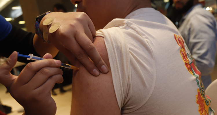 Persona siendo inoculada durante campaña de vacunación