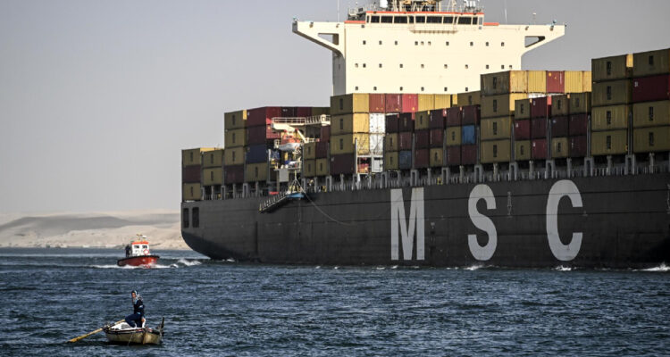 Un buque de MSC pasa por el Canal de Suez el 22 de diciembre de 2023
