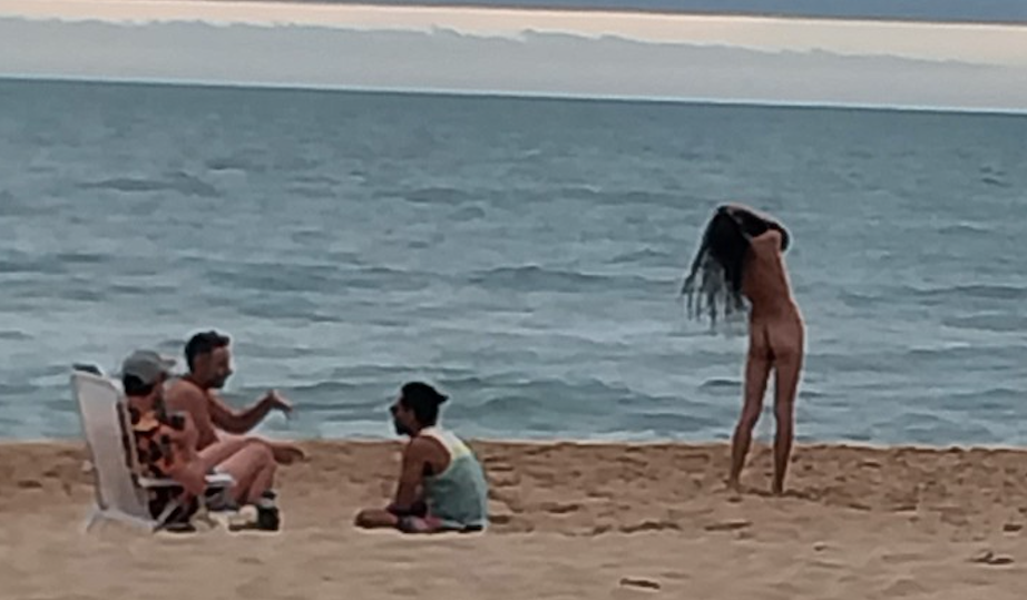 Los con y sin ropa conviven también en la playa nudista Chihuahua