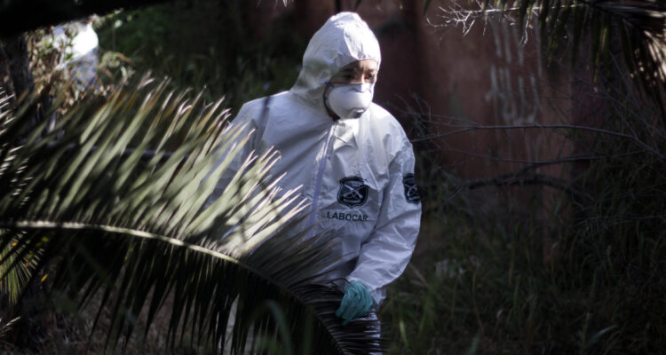 Investigan muerte en María Pinto: hombre habría sido asesinado para robarle auto