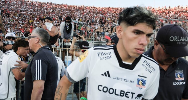 Carlos Palacios intentó calmar a la barra de Colo Colo durante incidentes.