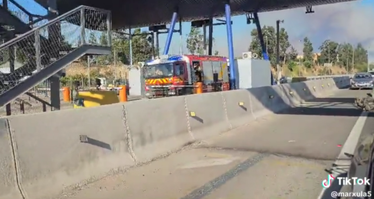 “Bomberos no está jugando”: carro tuvo que romper barreras de un peaje para ir a combatir incendios