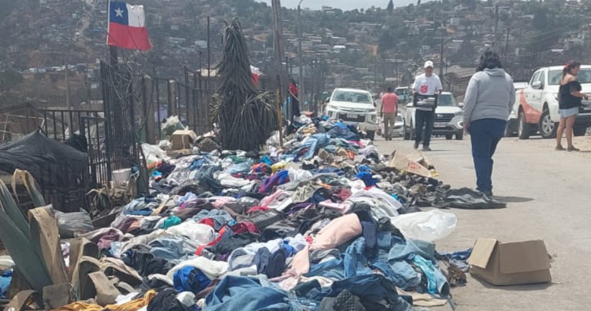 miles de prendas rotas y sucias han llegado a centros de acopio por incendios