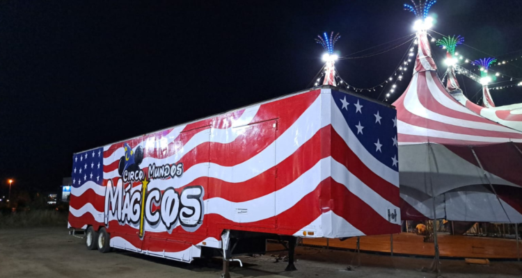 Imagen de la carpa del circo Mundos Mágicos en Los Ángeles