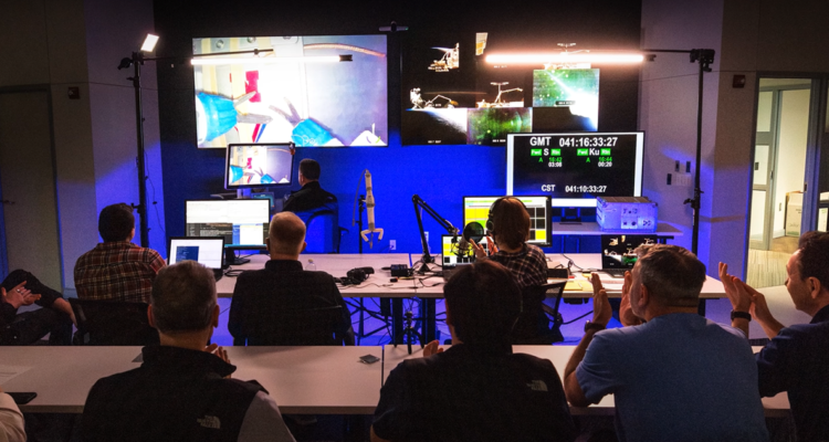 Cirujanos controlaron desde la Tierra un robot a bordo de la EEI, en lo que se convirtió en la primera cirugía en órbita de la historia.