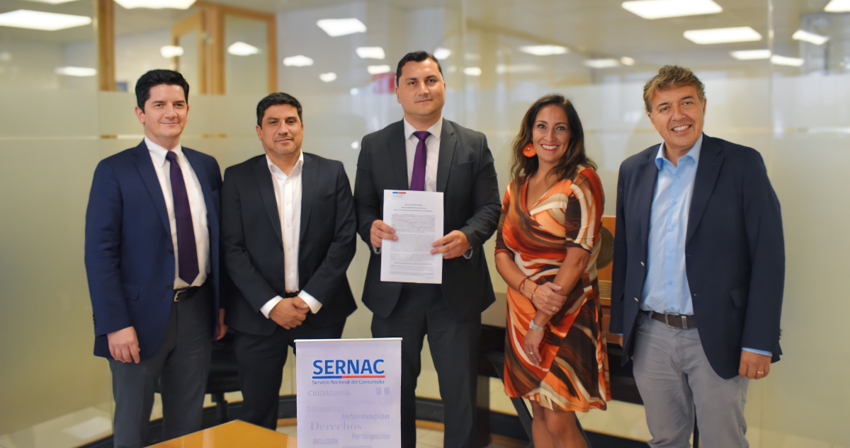 Claro firma acuerdo con Sernac para mejorar prácticas promocionales