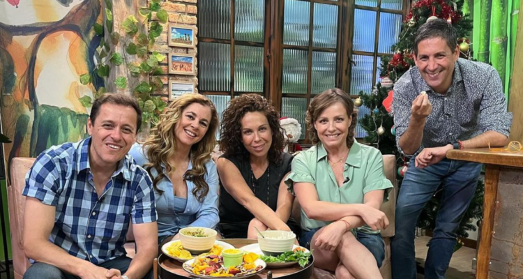 Claudia Conserva junto al equipo de su programa en TV+