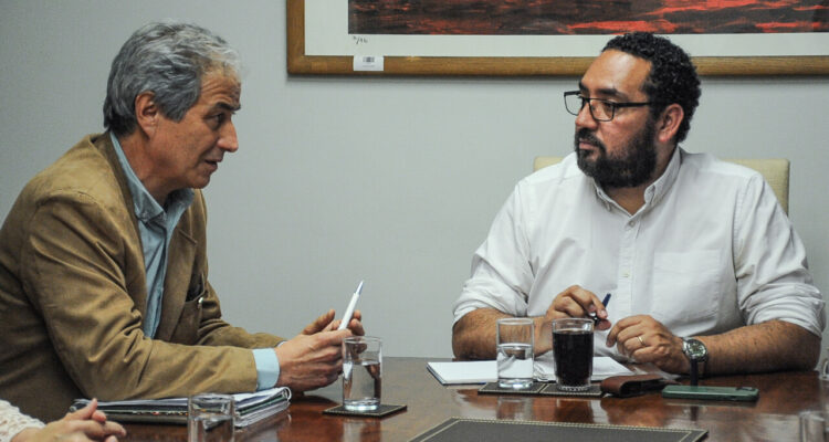 De izquierda a derecha, Mario Aguilar, presidente del Colegio de Profesores, y el ministro de Educación Nicolás Cataldo.