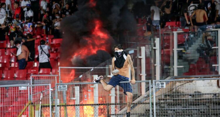 Colo Colo es destrozado por sus propios hinchas tras obviar desmanes