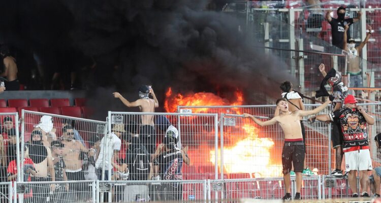 Barristas de Colo Colo durante incidentes en el Nacional.