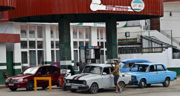 Fotografía de varios automóviles en una estación de gasolina este miércoles, en La Habana (Cuba)