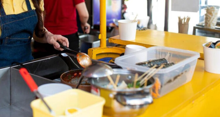 Fotografía contexto de unos trabajadores en un puesto de comida