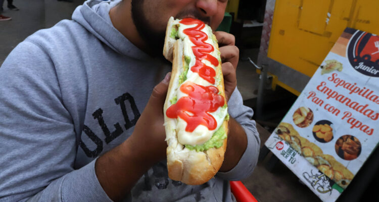 Chilenos siguen “fieles” a la comida rápida: ventas crecen y lo asocian a “inseguridad” de salir