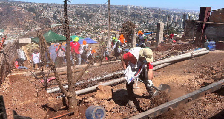 Comienza instalación de primeras viviendas de emergencia en zona arrasada por incendio en Quilpué