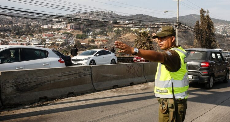 Comisaría Virtual de Carabineros reportó intermitencias en su sistema por la alta demanda de solicitudes de salvoconductos por Toque de Queda.