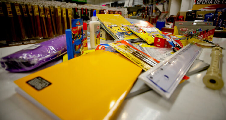 un conjunto de útiles escolares