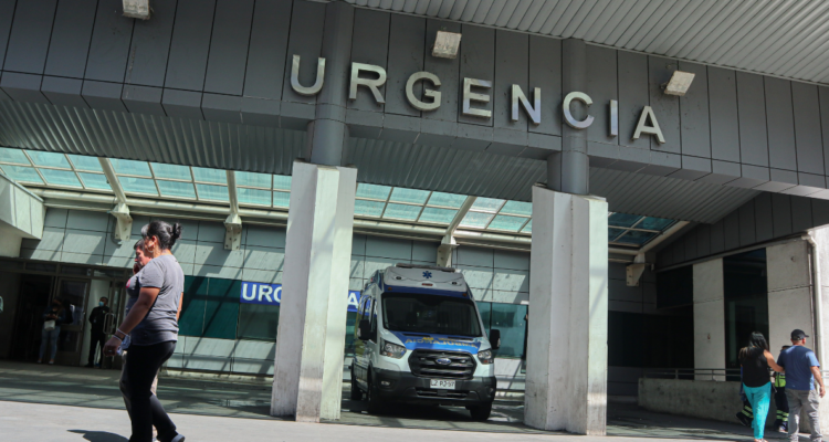 Frontis de Hospital Regional de Concepción por comunero en huelga de hambre