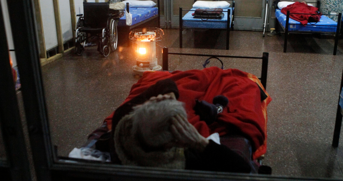 Adulto mayor muere al interior de albergue del Mideso en Temuco: se habría asfixiado mientras comía