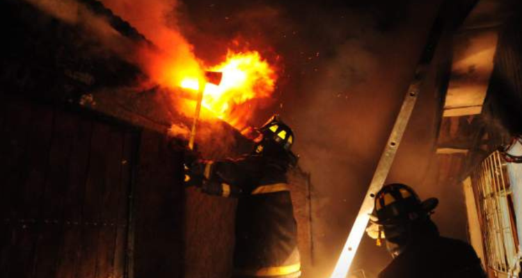 Motivado por los celos: hombre quemó la vivienda de su expareja en Santa Bárbara