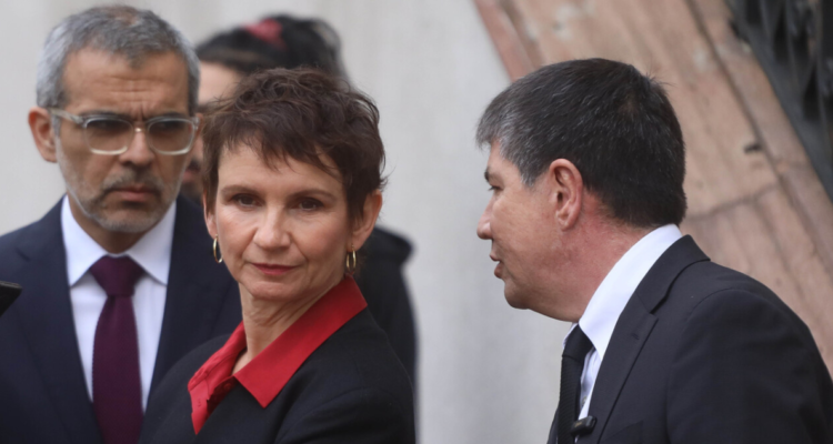 Ministros Cordero y Tohá junto al subsecretario Monsalve en La Moneda.