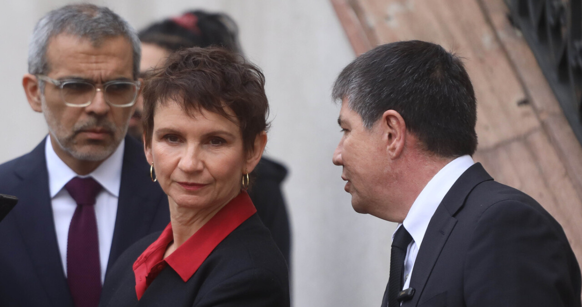 Ministros Cordero y Tohá junto al subsecretario Monsalve en La Moneda.
