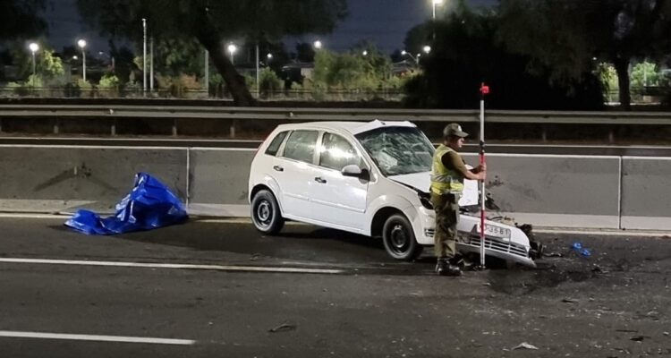 Conductor muere tras ingresar contra el tránsito a la Costanera Norte y colisionar otro vehículo